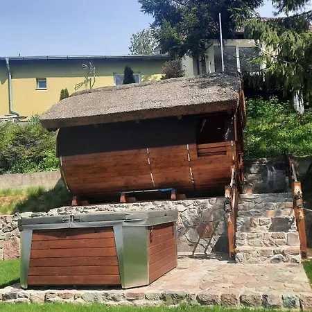 Dom Nad Jeziorem Z Sauna I Jacuzzi Дом отдыха *