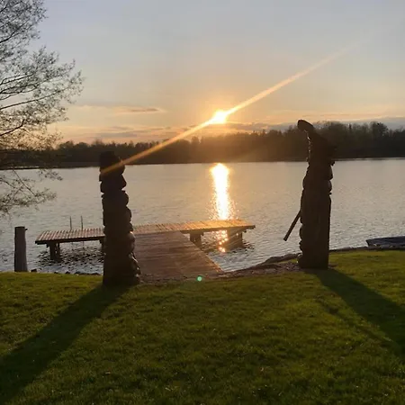 Dom Nad Jeziorem Z Sauna I Jacuzzi Nyaraló Ublik